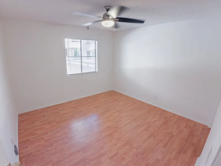 918 W College St #210 — Photo 12