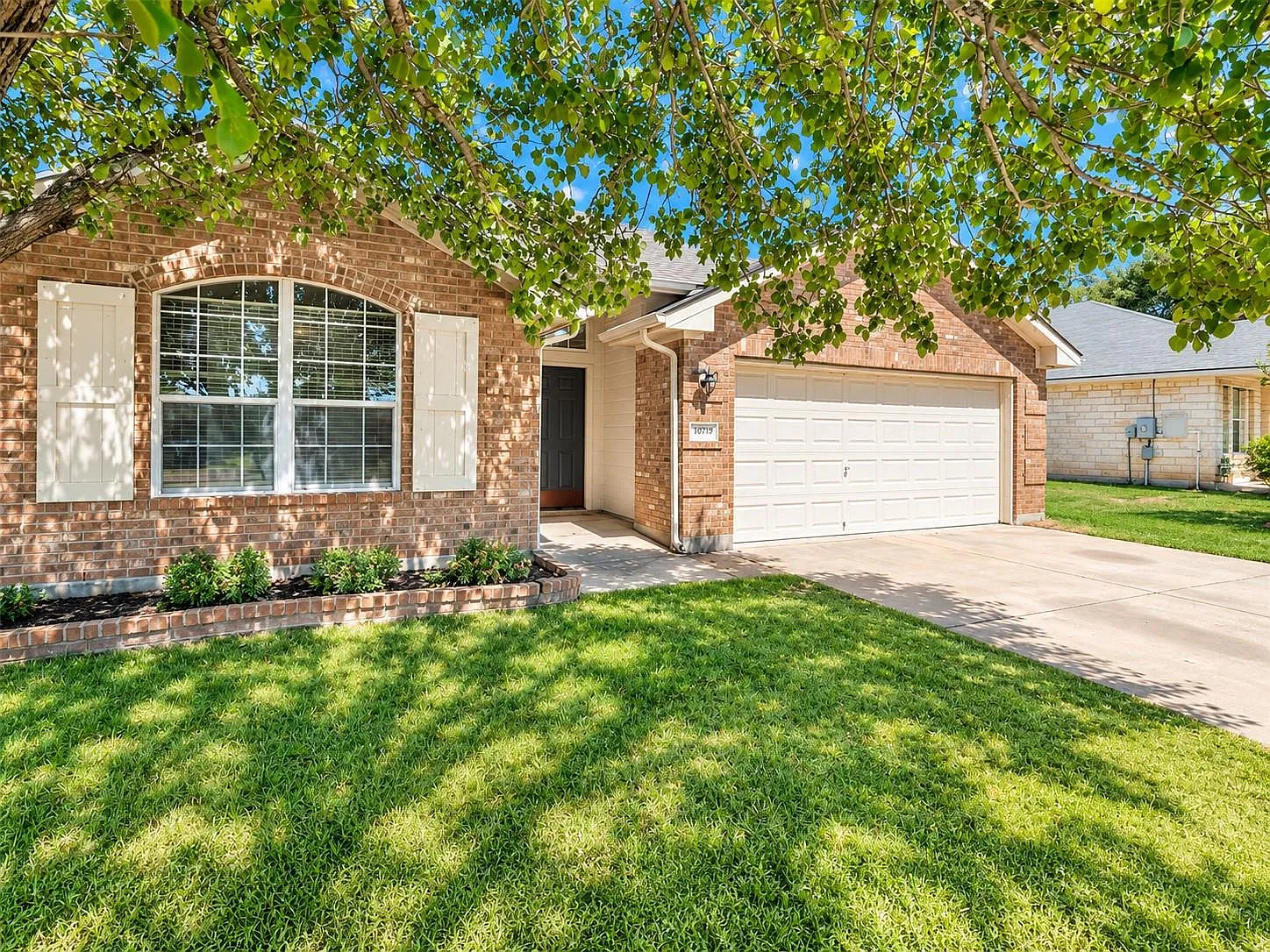 4 bed, 2.0 bath, 1807 sqft, $2,100 — Photo 2