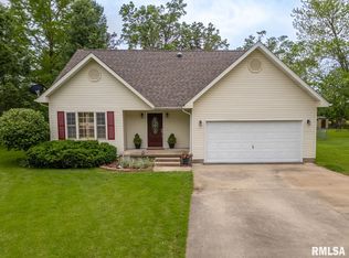 1021 Meadowlark Dr, Carterville, IL 62918