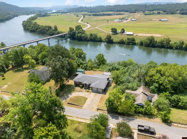 64 South St, Calico Rock, AR 72519