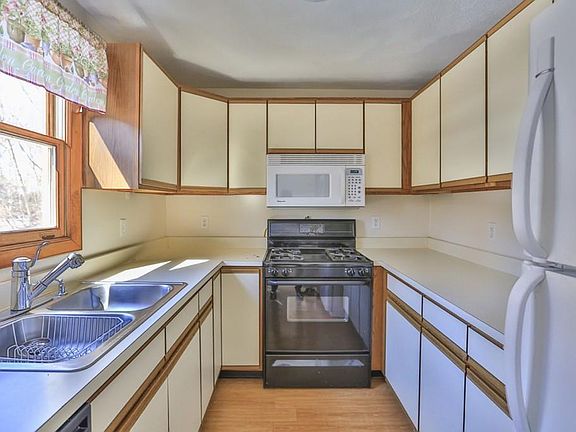 2nd image of 24 Harris Driftway St #24