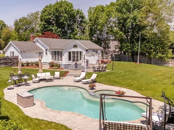 15 Fernwood Rd, Saugus, MA 01906