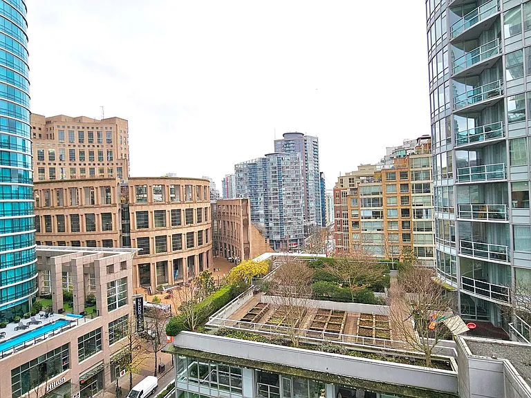 480 Robson St #906 — Photo 12
