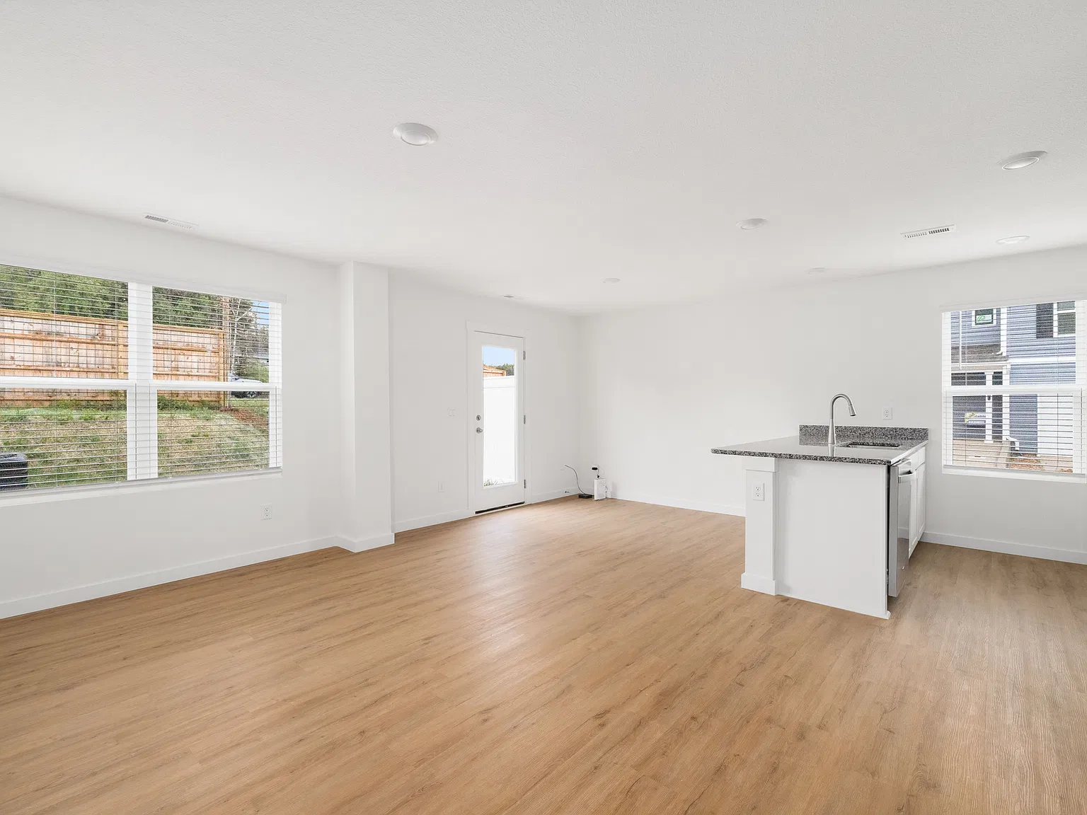 3 bed, 2.5 bath, 1381 sqft, $1,950 — Photo 2