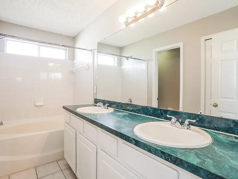 2912 Brittany Bluff Dr — Photo 12
