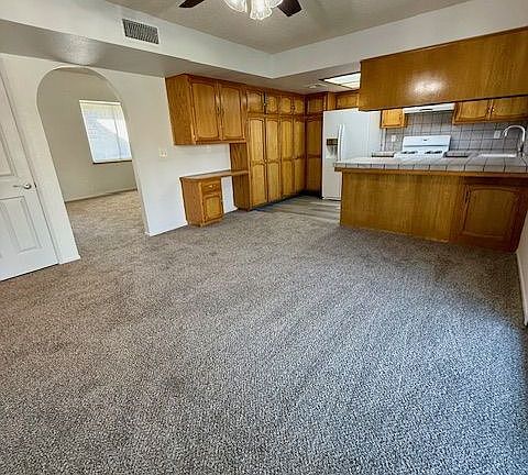5th image of 252 N Broadway St