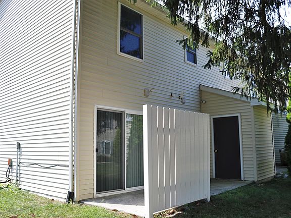 Back deck area off of sliding glass door with additional storage.