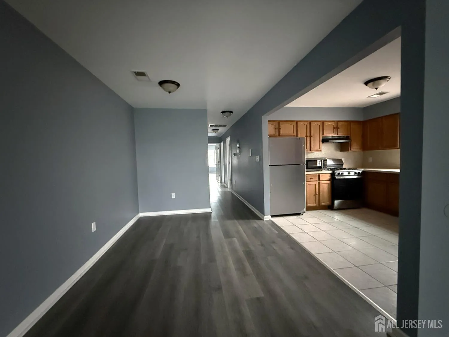 3 bed, 2.0 bath, 4368 sqft, $3,000 — Photo 3
