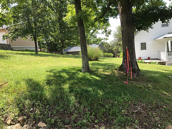 2nd image of 825 Lakeview Cir