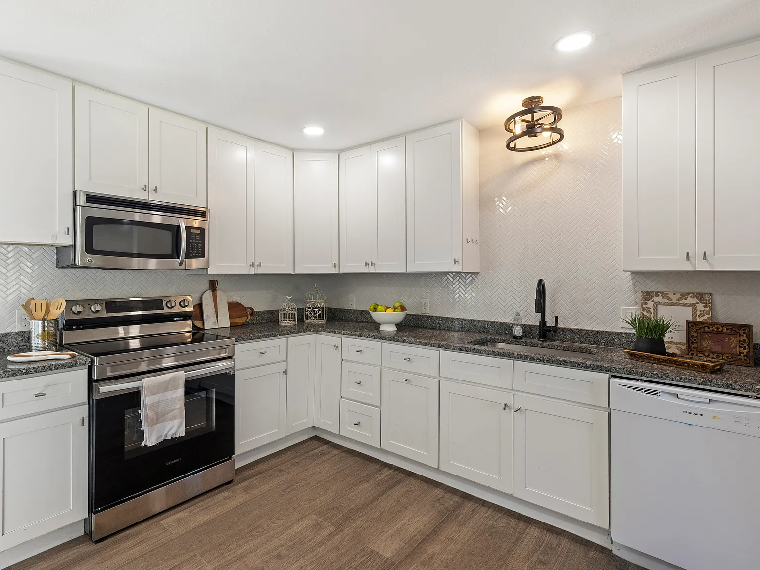 4 bed, 1100 sqft, $2,400 — Photo 4