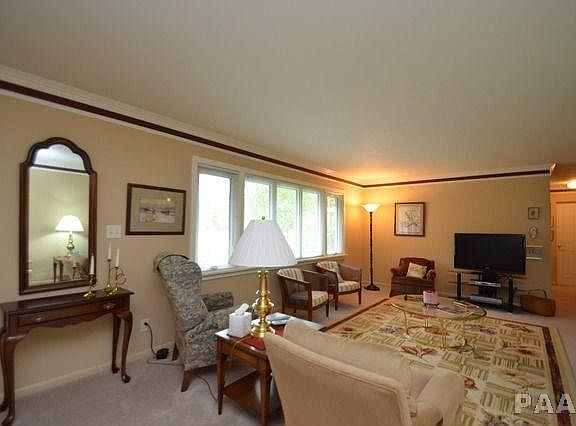 5th image of 213 W Detweiller Dr