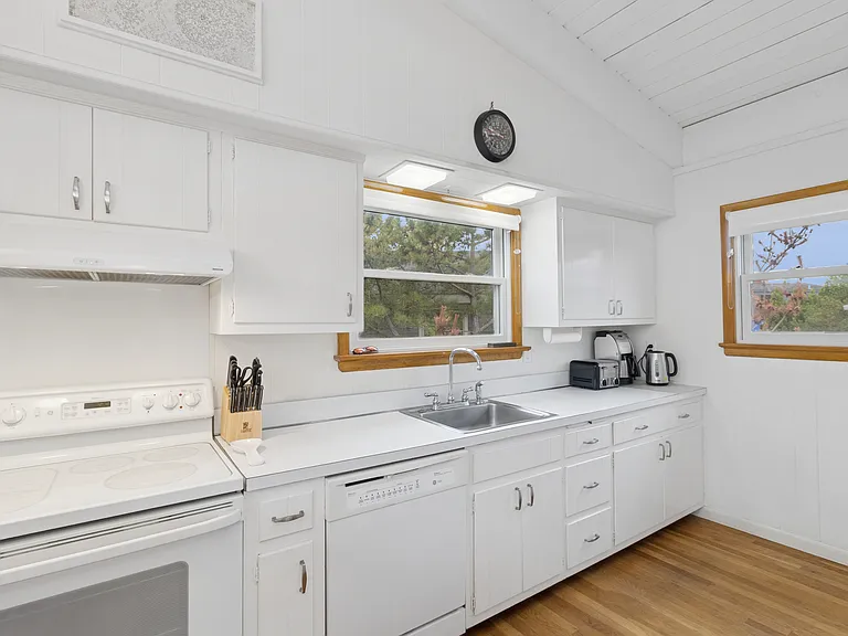 87 Shore Rd — Photo 6