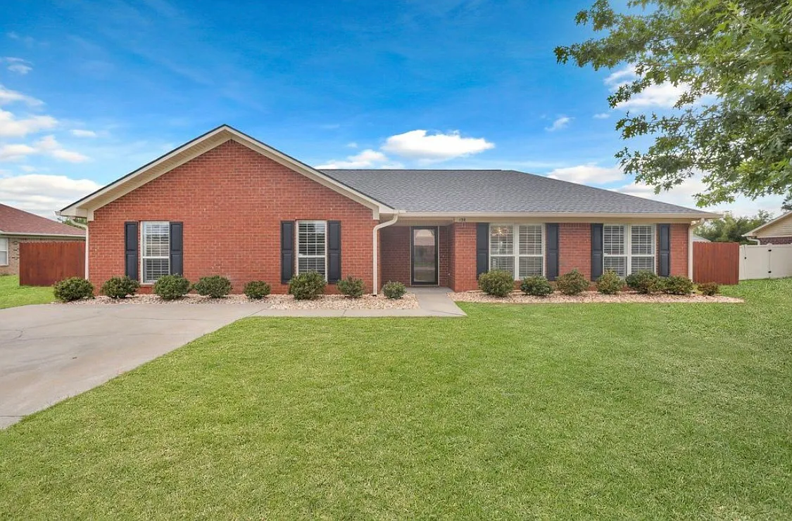 138 Wayfair Ln — Photo 1