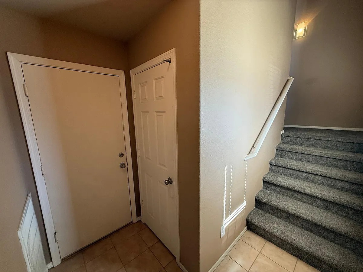 Building Photo - 900 S 94th St #1089