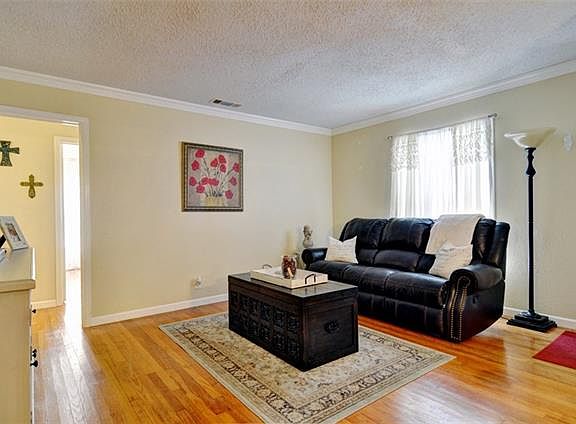 3rd image of 1209 W Lovers Ln
