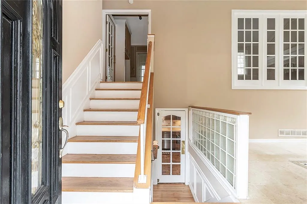 4 bed, 3.0 bath, 2221 sqft, $2,750 — Photo 2