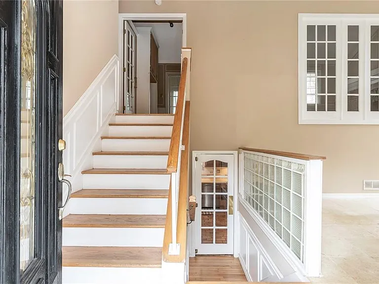 131 Arrowood Ln — Photo 2