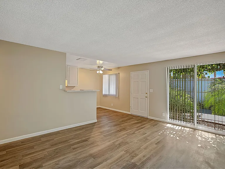 1120 Laguna St — Photo 2