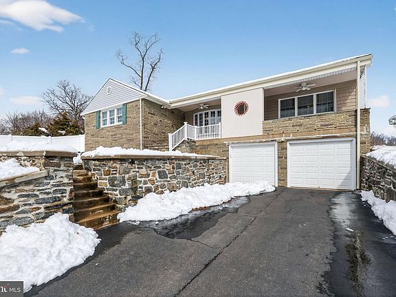 3rd image of 3206 Manor Rd