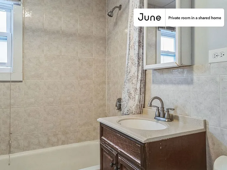 39 Adrian St #E — Photo 11