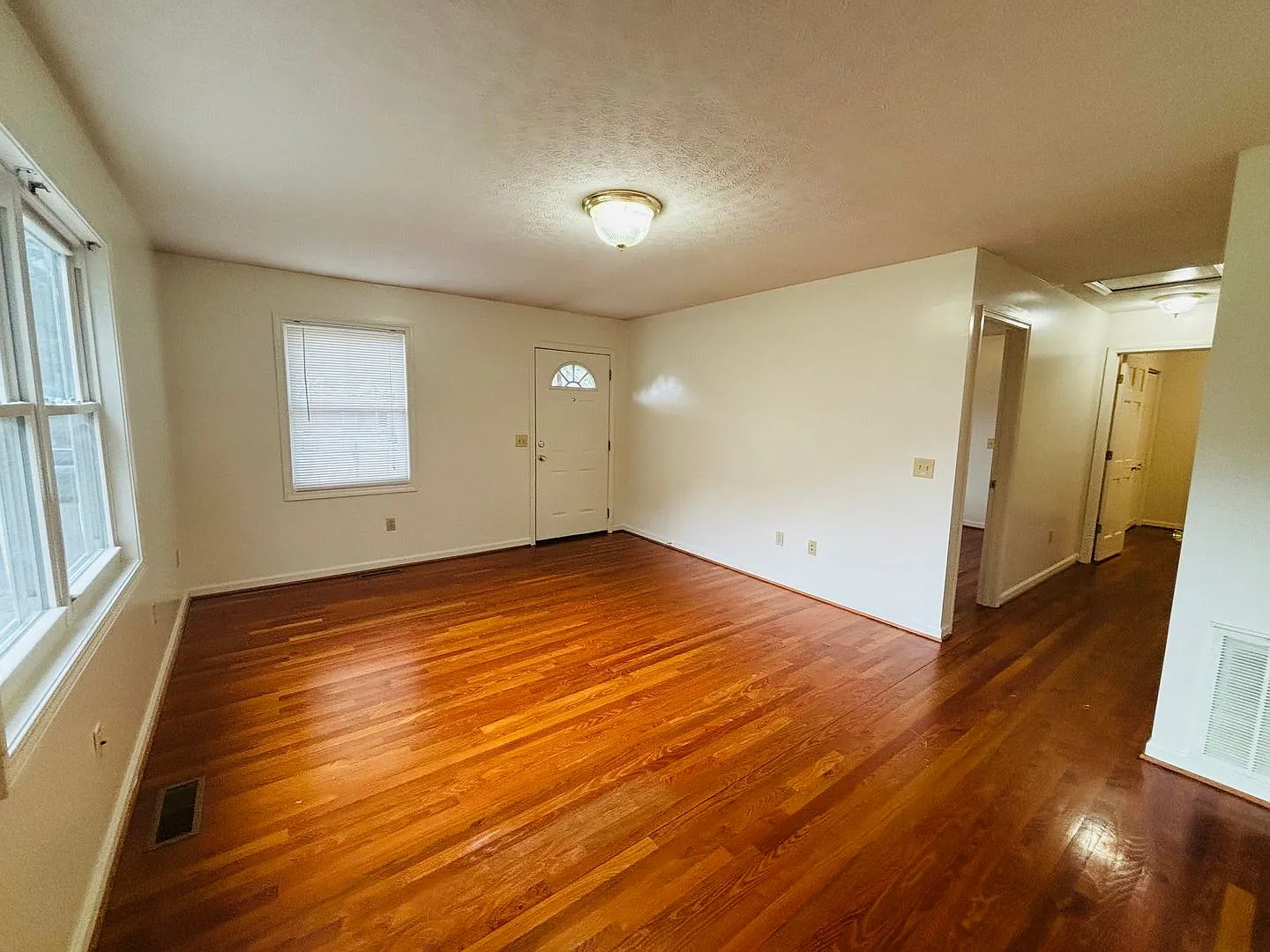 3 Bedroom 2 Bathroom Townhouse — Photo 3