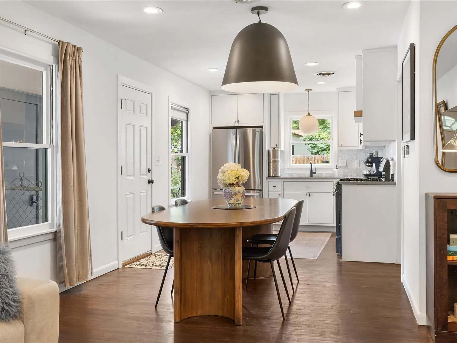 2 bed, 2.0 bath, 1031 sqft, $3,700 — Photo 3