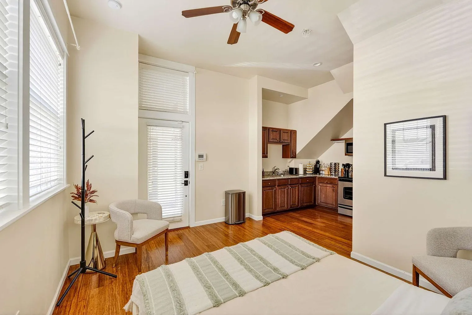 Studio, 1.0 bath, 290 sqft, $2,241 — Photo 2