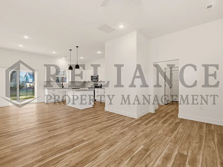 501 E Elmwood St — Photo 12
