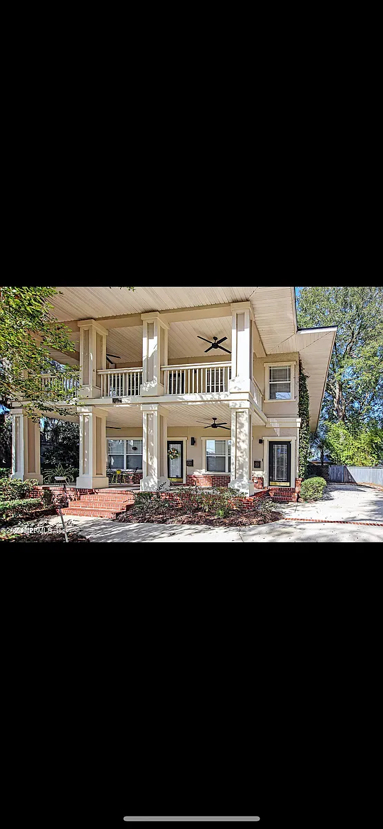Building Photo - 3967 Oak St #B
