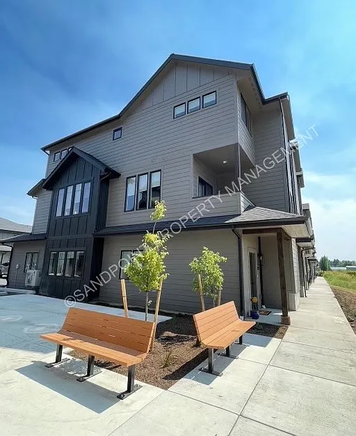 2 bed, 2.5 bath, 1350 sqft, $1,995 — Photo 1