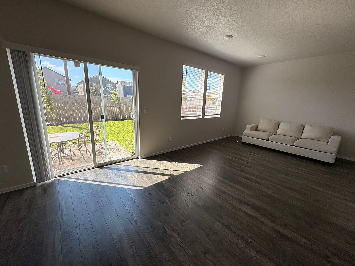 Gorgeous 3 bedroom 3 bathroom now available — Photo 3