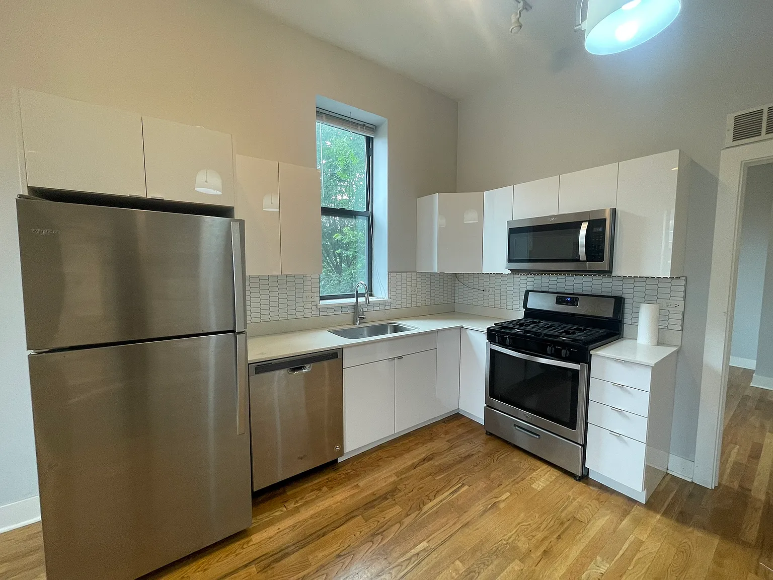 2 bed, 849 sqft, $2,160 — Photo 2