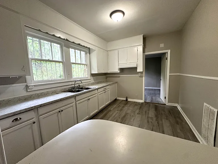 372 Fredonia St — Photo 4