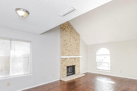 3rd image of 2112 Deerfield Dr