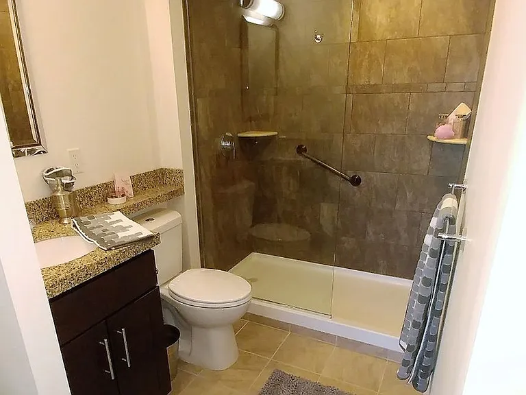 Center Square Apartments — Photo 33