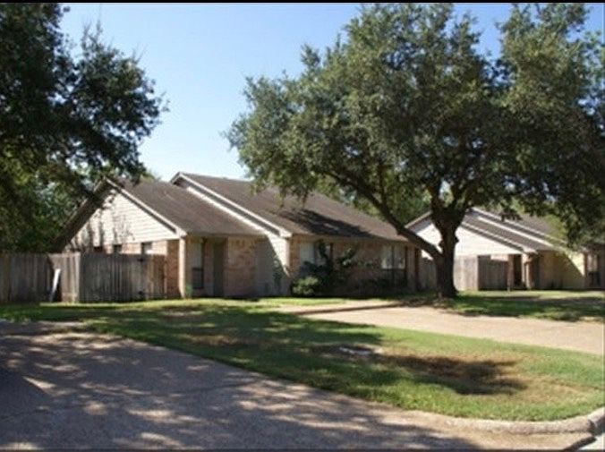 1st image of 702 Cross Timbers Dr