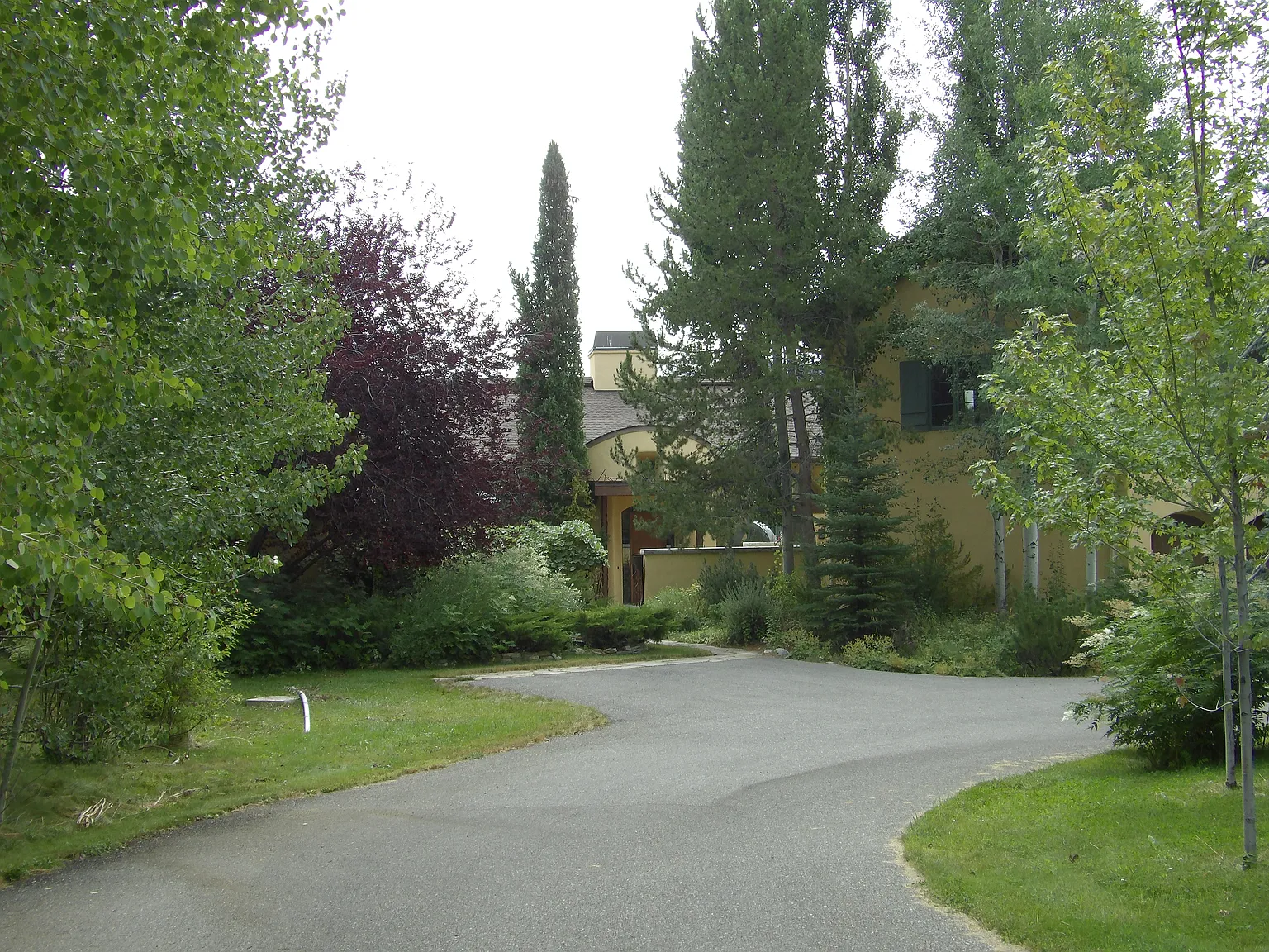 3 bed, 3.5 bath, 5594 sqft, $12,500 — Photo 2