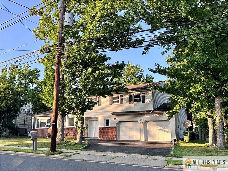 742 Grove Ave — Photo 2