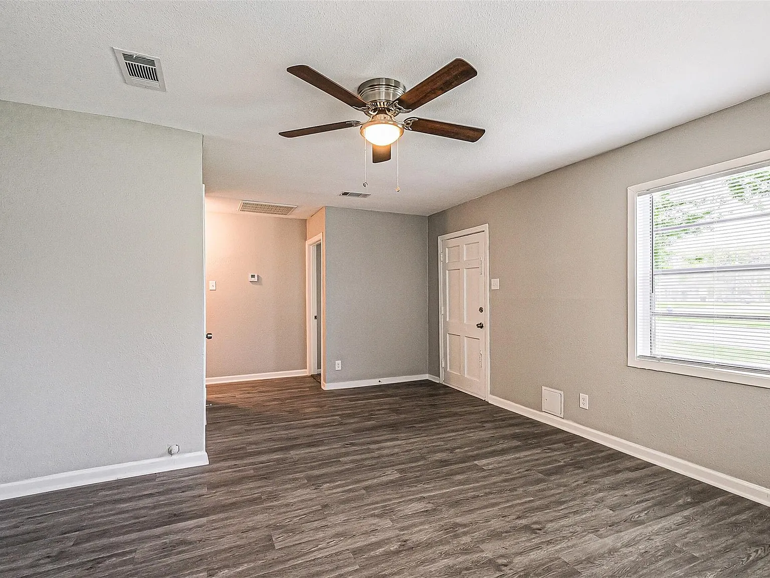 3 bed, 1.0 bath, 1328 sqft, $1,650 — Photo 4