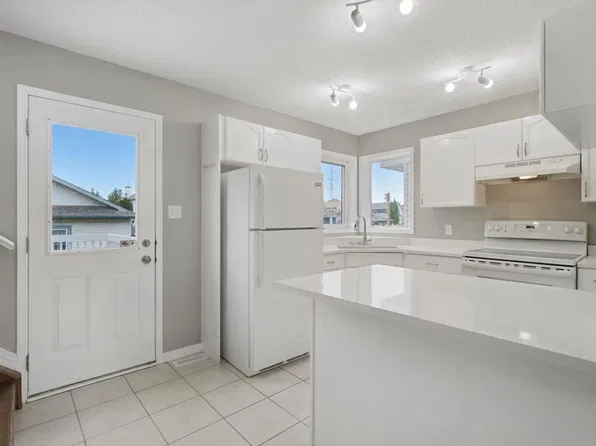 3104 32nd Ave NW, Edmonton, AB T6T 1X3