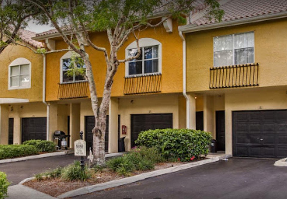 TOWNHOUSE + GARAGE