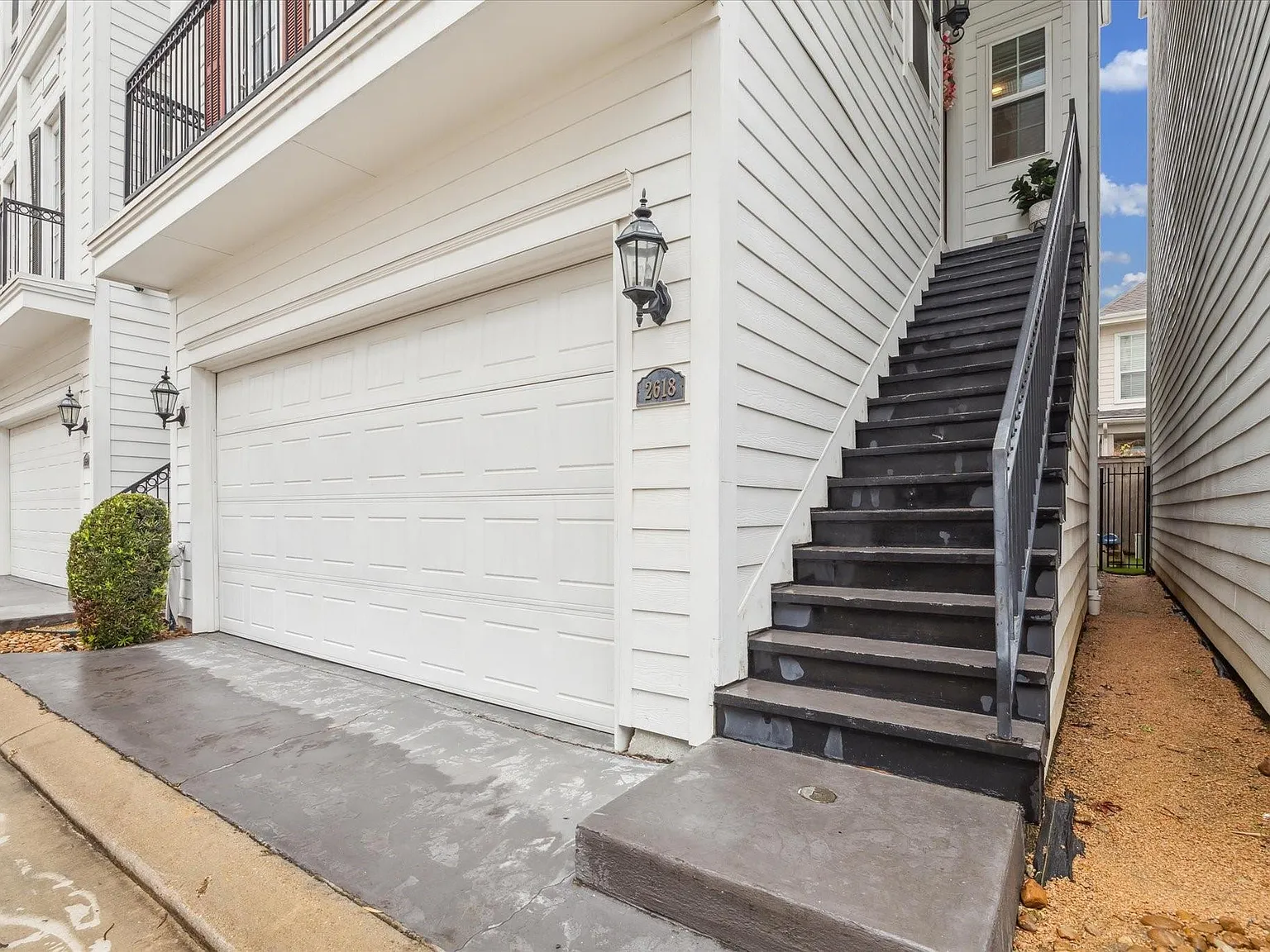 3 bed, 3.5 bath, 2364 sqft, $3,500 — Photo 2