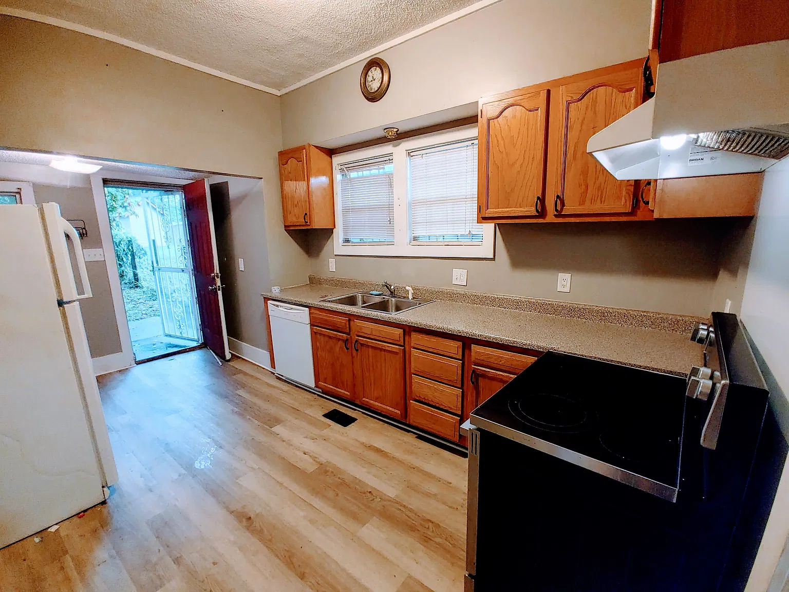 3 bed, 1.5 bath, 757 sqft, $1,750 — Photo 4