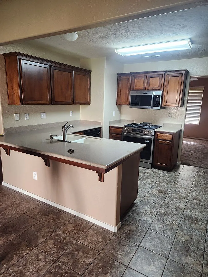 Beautiful Home for rent in Tulare, Ca — Photo 4