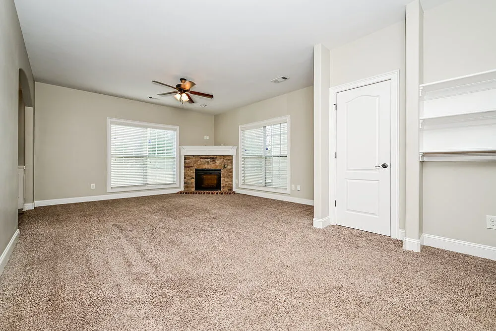 4 bed, 2.5 bath, 2306 sqft, $3,100 — Photo 4