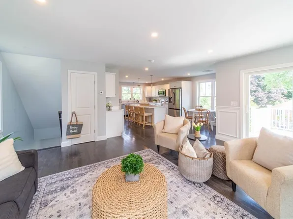 21 Spadina Ave, Warwick, RI 02889