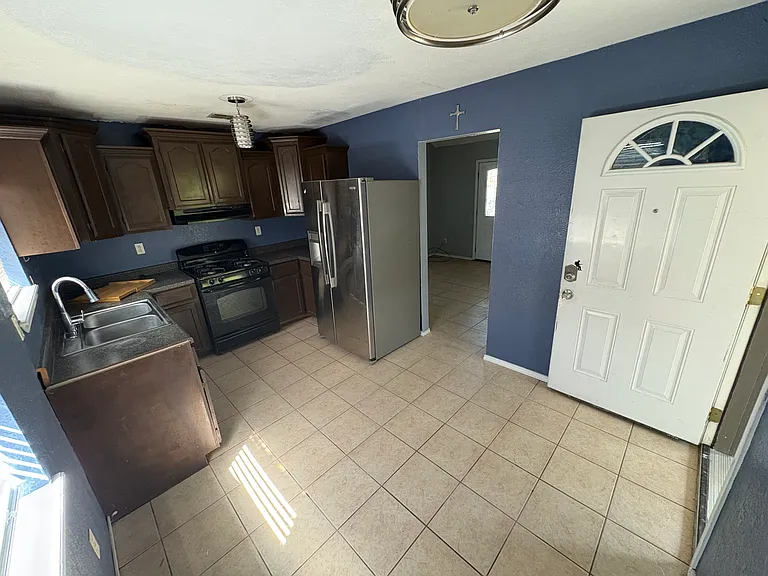 160 Elena St — Photo 3