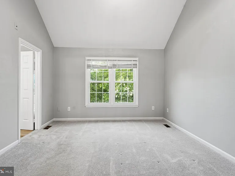 7035 Kings Manor Dr — Photo 32