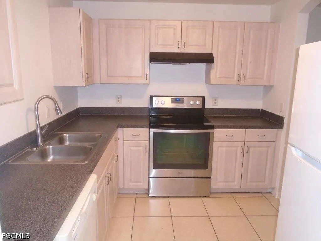 3 bed, 2.0 bath, 2316 sqft, $1,700 — Photo 3