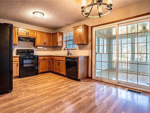 4th image of 203 SW Cross Creek Dr